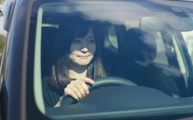 車で通勤している写真